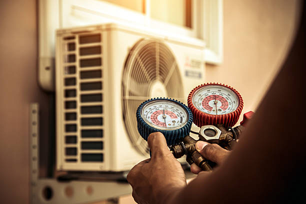 Professional Heat Pump Repair technician working in Horseshoe Bend, AR